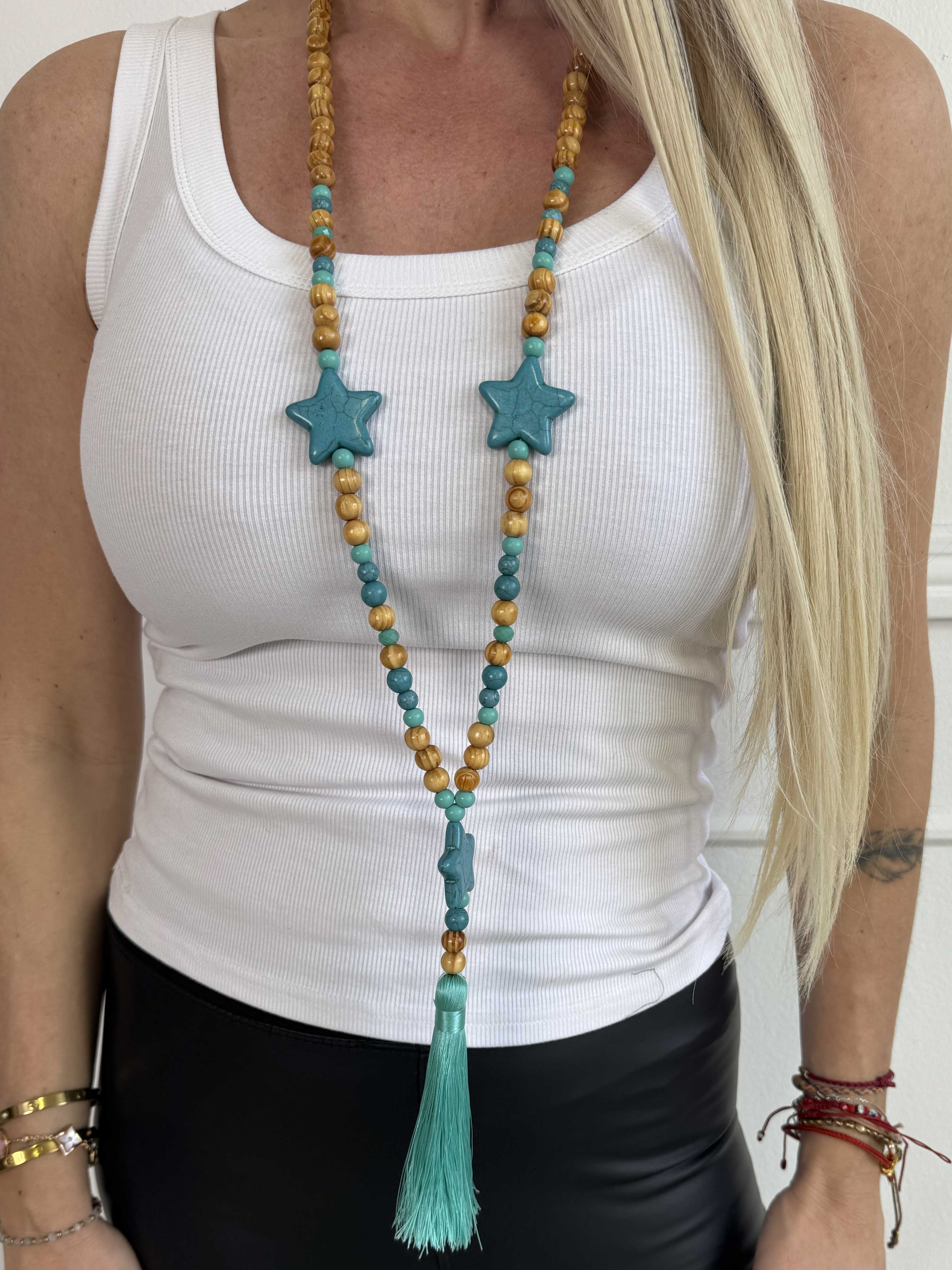 Pina - Lang perlehalskæde med træperler, stjernedetaljer og en dekorativ kvast